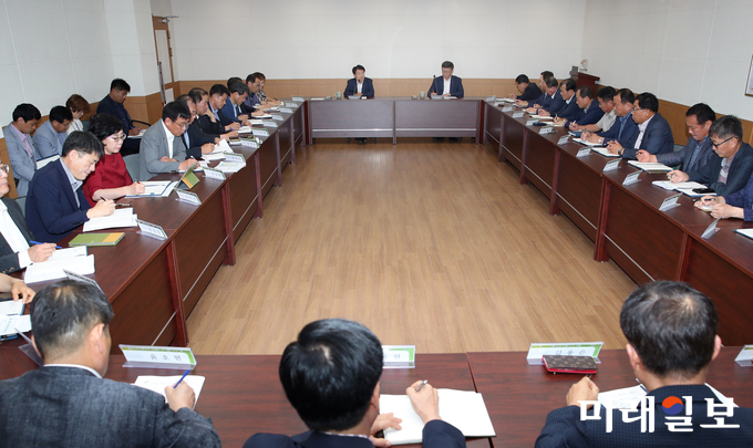 이승옥 강진군수가 민선7기의 공약사업이 빠른 시일내에 추진되도록 부서별로 중점관리할 대책을 강구하는 등 업무보고회의를 주재하고 있다. / 사진=강진군 제공