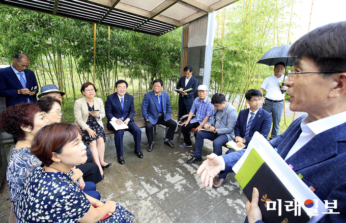 광주 북구 문인 청장이 5일 첨단지구 민원현장을 방문해 주민 불편사항을 청취하고 있다. / 사진=북구청 제공