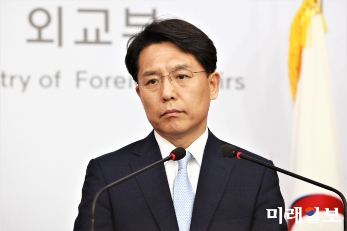 노규덕 외교부 대변인이 5일 오후 서울 종로구 도렴동 외교부 청사에서 정례브리핑을 열고 취재진의 질문을 받고 있다./사진=장건섭 기자