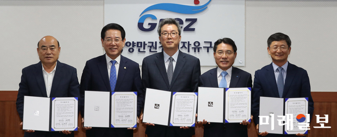 김영록 전라남도지사(왼쪽 두 번째부터)와 김준형 ㈜포스코ESM 대표, 권오봉 여수시장, 김갑섭 광양만권경제자유구역청장, 정현복 광양시장(맨왼쪽)이 5일 광양만권경제자유구역청에서 투자협약을 체결하고 있다. ㈜포스코ESM이 율촌제1산단에 5천700억원을 투자해 2차전지 원료 양극재 제조공장을 건립하며, 새로운 일자리 340여개가 기대된다. / 사진=전남도 제공