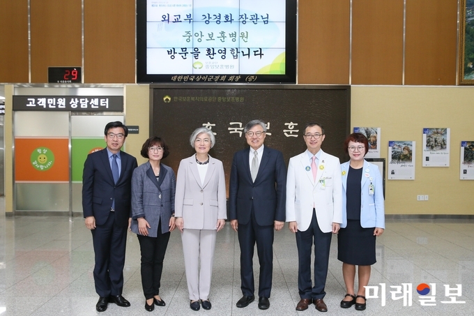 강경화 외교부 장관(왼쪽 세 번째)이 5일 오전 서울 강동구 소재 국가유공자들이 입원중인 중앙보훈병원을 찾아 위문하고 이정열 중앙보훈병원장 등 병원 관계자들과 기념촬영을 하고 있다./사진=외교부 제공