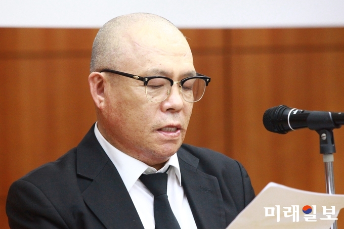 '이명박 탄핵을 위한 범국민운동본부(안티MB)' 백은종 대표(서울의소리 편집인)가 지난 3일 저녁 서울 종로구 서울대병원 장례식장 1층 강당에서 열린 민족지도자 장준하 선생 부인 고(故) 김희숙 여사 '추모의 밤'에서 추도사를 낭독하고 있다./사진=장건섭 기자