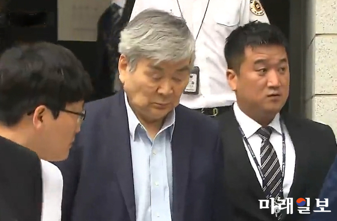 수백억 원대 상속세 탈루 등 비리 의혹을 받고 있는 조양호 한진그룹 회장이 6일 오전 영장이 기각된 후 서울 구로구 남부구치소를 나서고 있다./사진=장건섭 기자