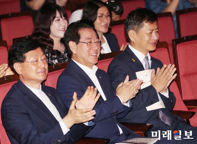 김영록 전라남도지사를 비롯해 장석웅 전라남도교육감 등 참석들이 6일 오전 무안군 삼향읍 남도소리울림터에서 열린 장애인 국악공연 마음나눔 행사에서 진도군 장애인종합복지관 단원들의 열림굿 북소리 공연을 관람하고 있다. / 사진=전남도 제공