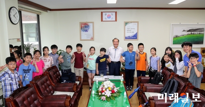 광주 풍영초등학교 4학년 6반 학생들이 장휘국 교육감에게 광주교육에 대한 학생 제안 사항 4가지 항복을 적은 제안서를 제출하고 기념촬영하고 있다. / 사진=광주시교육청 제공