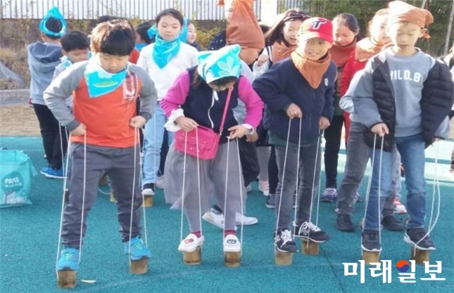 광주 서구가 초등학교 1~3학년을 대상으로 체험형 에코프로그램 ‘환경아 놀자~’ 여름방학 특강을 실시한다. / 사진=서구청 제공