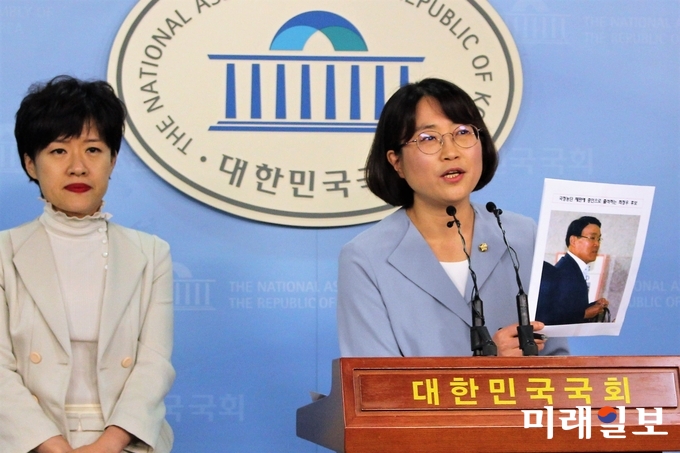 추혜선 정의당 의원(오른쪽)이 정민우 포스코 바로세우기 시민연대 대표와 함께 9일 국회 정론관에서 기자회견을 통해 한 시사지에서 보도한 '국정농단 재판에 증인으로 출석하는 최정후 내정자' 사진을 보여주고 있다./사진=김정현 기자
