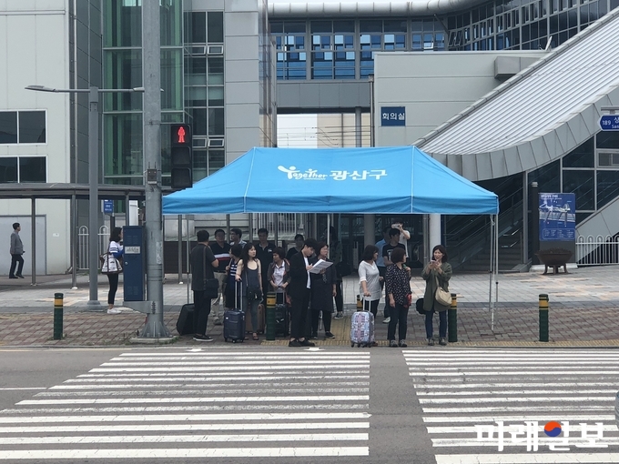광주 광산구가 여름철 폭염으로부터 주민 안전과 건강을 지키기 위해 무더위 쉼터를 지정 운영키로 하고 주요 횡단보도에 그늘막을 설치하였다. / 사진=광산구 제공