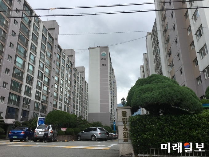 광주 동구가 산업통상자원부와 한국에너지공단이 주관하는 공동주택 태양광 보금사업에 운림라인2차아파트가 선정됐다. / 사진=동구청 제공