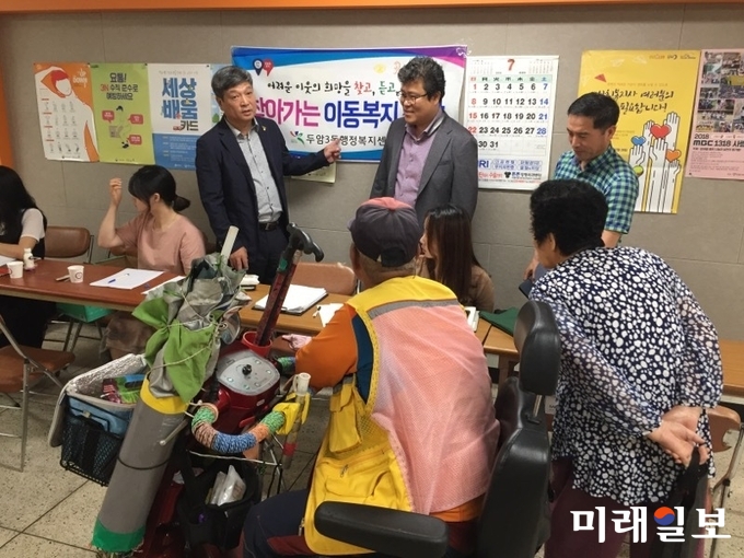 광주 두암종합사회복지관은 9일 복지관 1층 로비에서 두암3동 행정복지센터와 북구중독관리센터가 함께 '지역주민 중심 맞춤형 이동복지 상담 서비스'를 진행했다. / 사진=김은광 제공