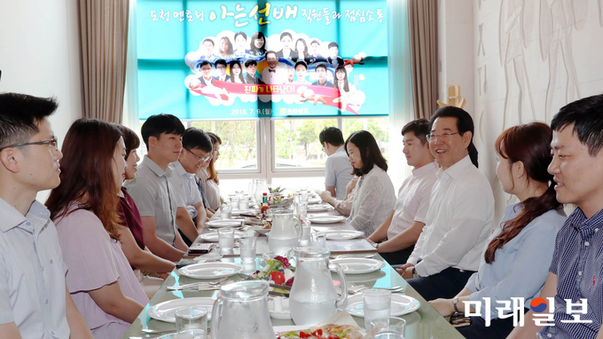 김영록 전라남도지사가 9일 무안군 삼향읍 한 식당에서 청내 신규 직원 대상 멘토링 프로그램인 ‘아는 선배’ 모임에 참석, 직원들과 점심을 함께 하며 이야기를 나누고 있다. 김 지사는 직원들과 소통을 위해 지속적으로 점심을 함께할 예정이다. / 사진=전남도 제공