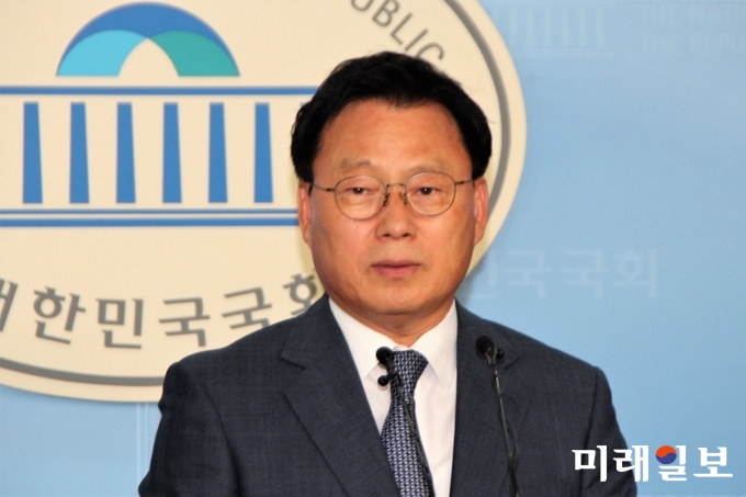 박광온 더불어민주당 의원이 10일 국회 정론관에서 최고위원 출마선언 기자회견을 하고 있다./사진=김정현 기자