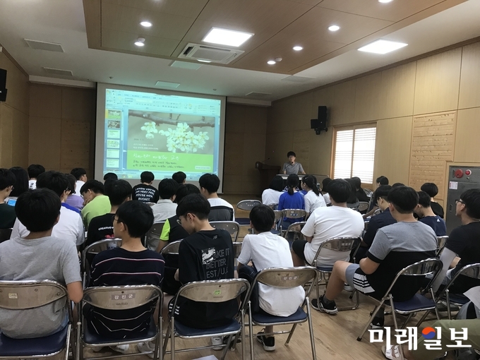 전남 강진군은 지난 7일 오전 11시 강진군청 대회의실에서 54명의 자원봉사자를 대상으로 제46회 강진청자축제 자원봉사자 교육을 실시했다. / 사진=강진군 제공