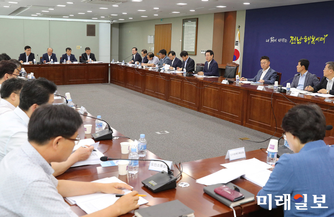 김영록 전남지사가 10일 오전 도청 서재필실에서 실국장 정책회의를 주재하고 있다. / 사진=전남도 제공