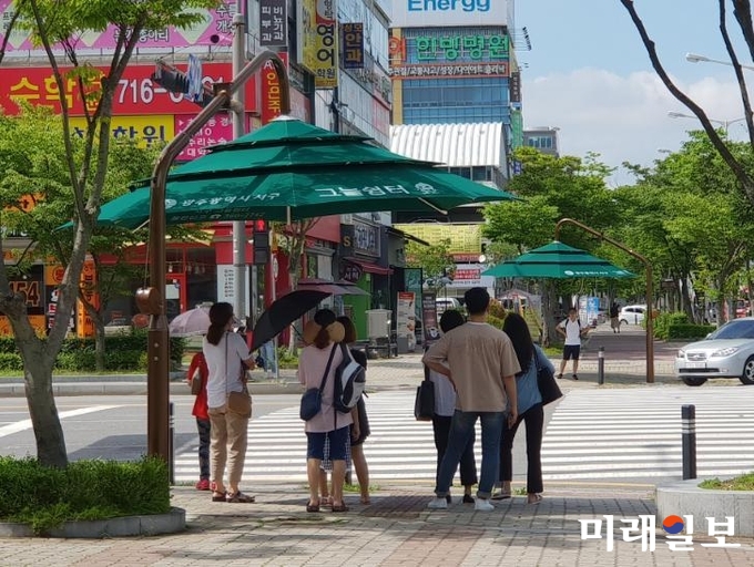 광주시가 폭염주의보가 발령되고 당분간 고온다습한 날씨가 지속될 전망에 따라 안전한 여름나기의 일환으로 그늘막쉼터를 설치 운영한다. / 사진=광주시 제공