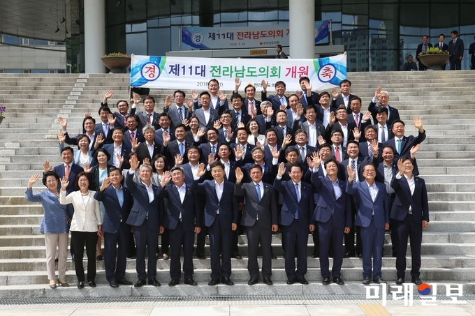 제11대 전라남도의회 이용재 의장 등 도의원 58명의 도의원과 김영록 전남도지사가 기념사진을 촬영했다. / 사진=전남도의회 제공