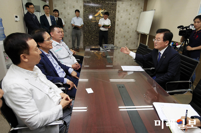 문인 광주 북구청장이 각종 규제와 기반시설 노후 등으로 어려움을 겪고 있는 첨단산단을 현장 방문해 기업 애로사항 해소에 나섰다. / 사진=북구청 제공
