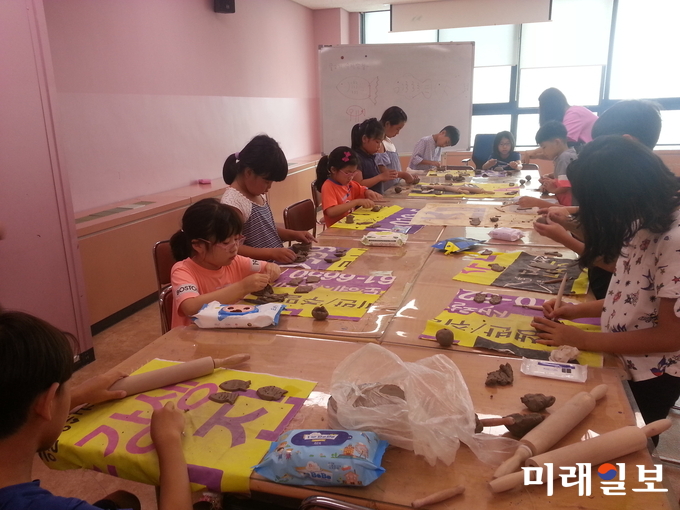 광주학생교육문화회관이 2018년 여름방학을 맞아 초‧중학생을 위한 ‘신나는 여름방학특강’을 무료(교재·재료비 별도)로 제공한다. / 사진=광주시교육청 제공