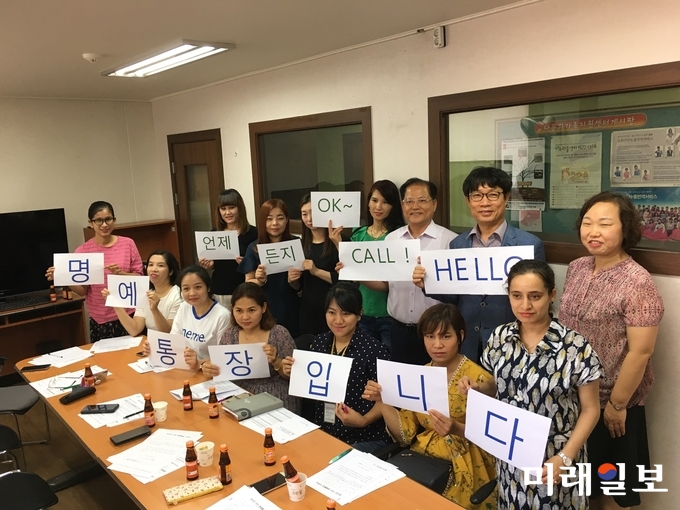 광주 광산구가 7월부터 외국인주민 명예통장과 함께 구 민원실에서 민원을 처리하는 외국인에게 베트남어·러시아어 등 9개 언어 ‘통역 콜 서비스’를 실시하고 있다. / 사진=광산구 제공