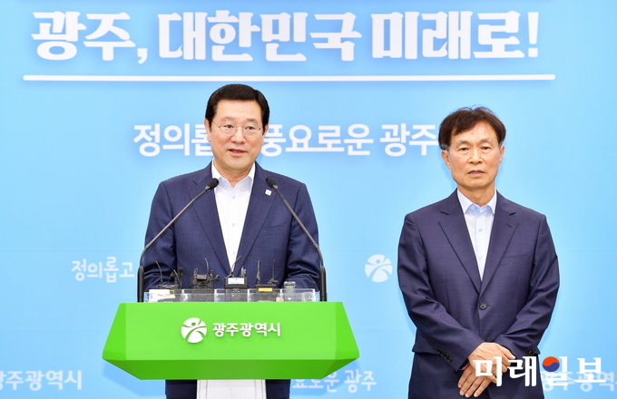 이용섭 광주광역시장이 11일 오전 시청 5층 브리핑룸에서 시민권익위원회를 발족하고, 공동위원장에 최영태 전남대 교수를 선임하는 내용을 발표하고 있다./사진=광주시 제공