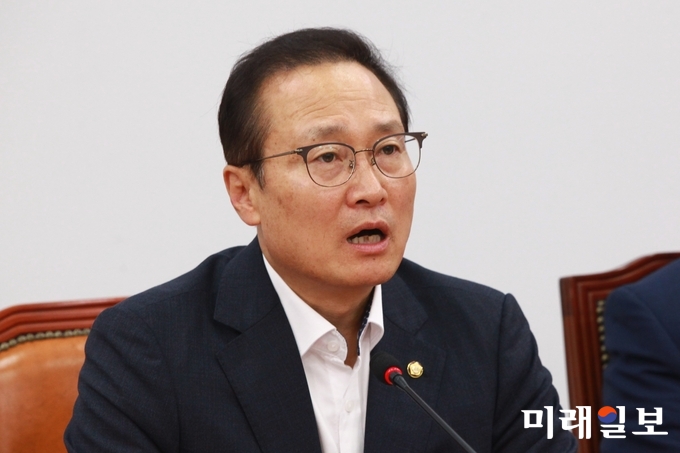 홍영표 더불어민주당 원내대표가 12일 오전 서울 여의도 국회 본청에서 열린 정책조정회의에서 모두발언을 하고 있다./사진=장건섭 기자