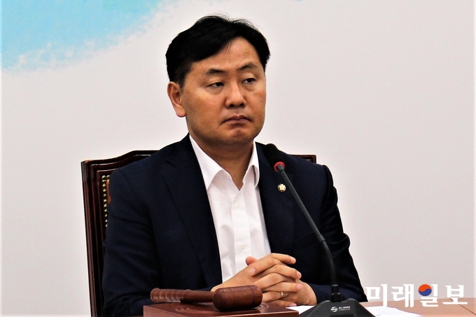 김관영 바른미래당 원내대표가 12일 국회에서 열린 원내정책회의에서 심각한 표정을 짓고 있다./사진=김정현 기자