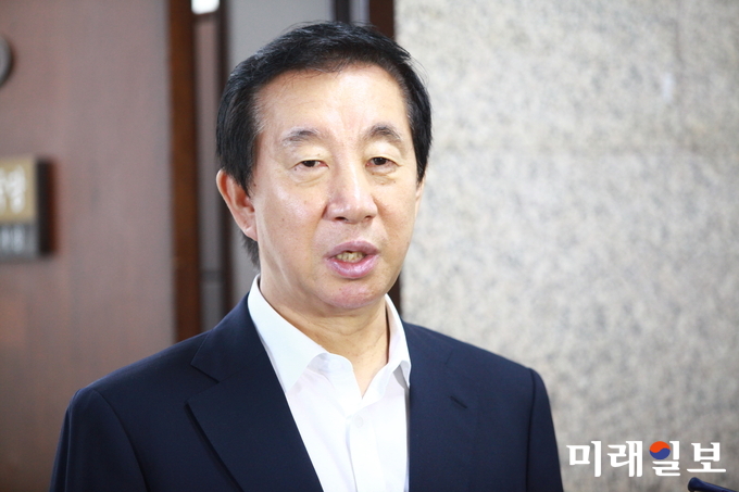 김성태 자유한국당 당대표 권한대행 겸 원내대표가 12일 오전 서울 영등포구 여의도에서 취재진과 인터뷰를 하고 있다./사진=장건섭 기자