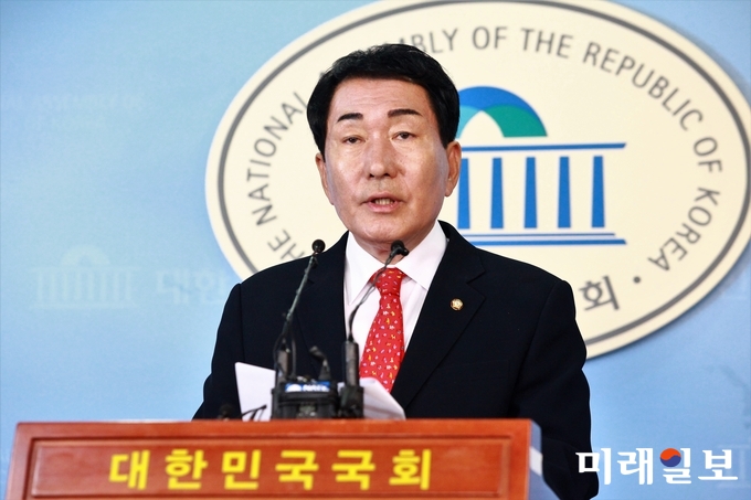 안상수 자유한국당 혁신 비상대책위원회 준비위원장이 12일 오후 서울 영등포구 여의도 국회 정론관에서 기자회견을 갖고 비대원장 후보 5인을 발표하고 있다. /사진=장건섭 기자 