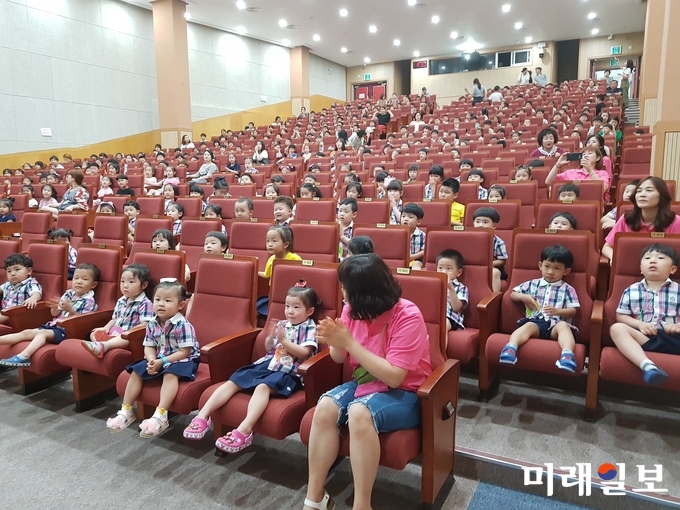전라남도는 청렴문화제 일환으로 12일 남악주민센터 4층 공연장에서 지역아동 400여 명을 초청해 청렴이야기를 들려주고 청렴영화를 상영했다. /사진=전남도 제공