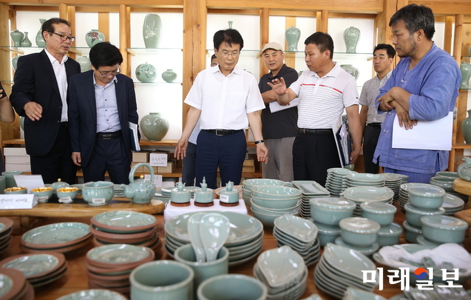 이승옥 전남 강진군수는 청자축제 청자촌에서 조합원과 만나 청자축제의 발전방안 및 청자판매 활성화를 위한 간담회를 지난 11일 청자박물관에서 개최했다. / 사진=강진군 제공
