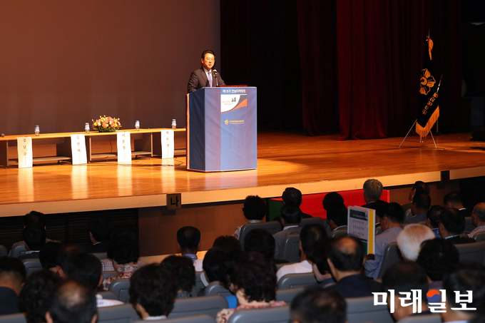 김영록 전남지사가 12일 도청에서 열린 제18기 민주평통 전남지역회의에서 축사하고 있다. 이용재 도의장, 자문위원과 회원 등 700여명이 참석해 ‘평화! 그 아름다운 동행’을 주제로 개최했다. / 사진=전남도 제공