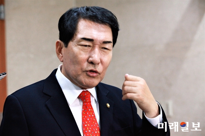 안상수 자유한국당 혁신 비상대책위원회 준비위원장이 12일 오후 서울 여의도 국회 정론관에서 압축한 비대위원장 후보를 발표한 뒤 밖으로 나와 취재진의 질문에 답하고 있다. 안 위원장은 이날 비대위원장 후보로 김병준 국민대 명예교수, 김성원 자유한국당 의원, 박찬종 아시아경제연구원 이사장, 이용구 자유한국당 당무감사위원장, 전희경 자유한국당 의원 등 5명을 발표했다./사진=장건섭 기자