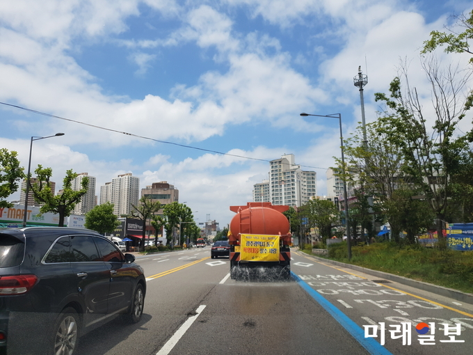 전라남도는 올여름 폭염 일수가 평년(10.5일)보다 대폭 늘어날 것으로 예보됨에 따라 시군과 합동으로 도로 물 뿌리기, 그늘막 설치 확대 등 무더위 대비에 총력을 기울이고 있다. 사진은 광주 동구 살수차 운영 모습 / 사진=동구청 제공