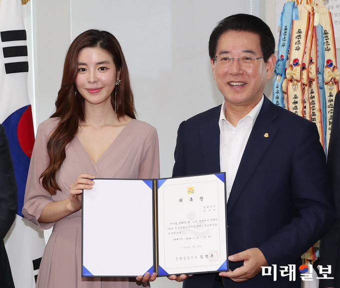 김영록 전라남도지사가 13일 오후 집무실에서 영화배우 김규리 씨에게 2018 전남국제수묵비엔날레 홍보대사 위촉장을 수여하고 있다. 김규리 씨가 홍보대사로 위촉된 전남국제수묵비엔날레는 ‘오늘의 수묵, 어제에 묻고 오늘에 답하다’라는 주제로 오는 9월 1일부터 10월 31일까지 2개월간 목포와 진도 일원에서 펼쳐지며 한국, 중국, 일보, 말레이시아, 영국, 독일, 프랑스, 미국 등 15개국 주요 작가 250여 명의 작품을 전시할 예정이다. / 사진=전남도 제공
