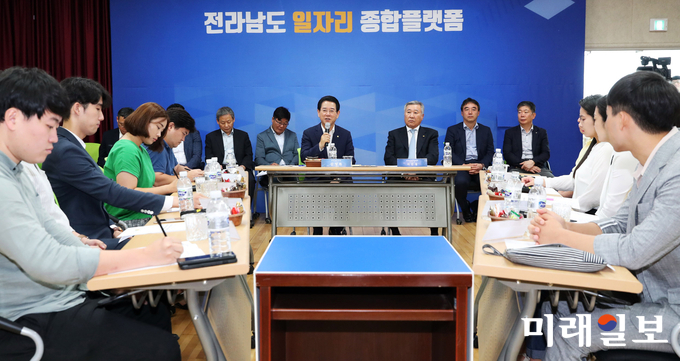 김영록 전라남도지사가 13일 오전 무안군 삼향읍 일자리 종합 플랫폼(구 삼향읍사무소)에서 열린 전라남도 일자리 종합 플랫폼 개소식 참석, 청년과 간담회를 갖고 있다. / 사진=전남도 제공
