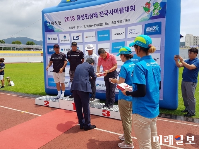충북 음성 벨로드롬 경기장에서 열린 2018 음성 인삼배 전국사이클대회 시상식 모습. / 사진=강진군 제공