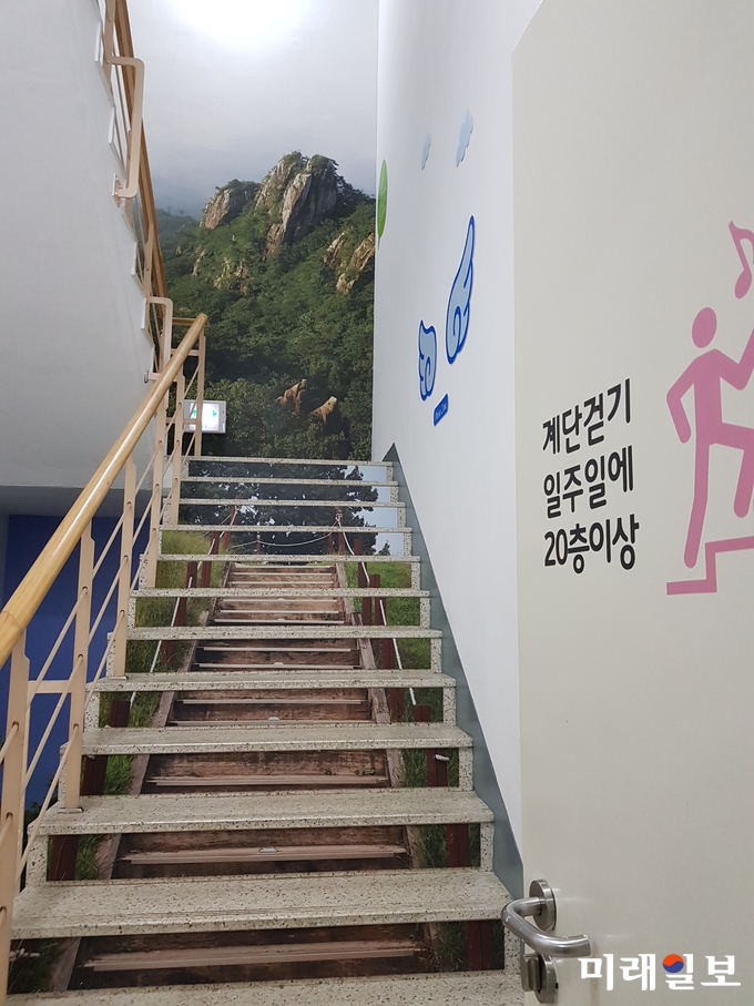광주 서구가 청사내 비상계단에 등산을 테마로 한 건강계단을 조성했다. / 사진=서구청 제공