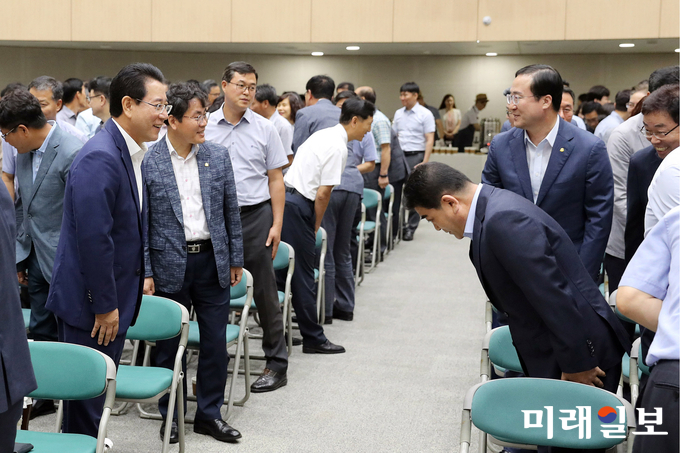 김영록 도지사가 16일 오전 도청 왕인실에서 열린 민선7기 첫 조회에 참석해 직원들과 인사하고 있다. / 사진=전남도 제공