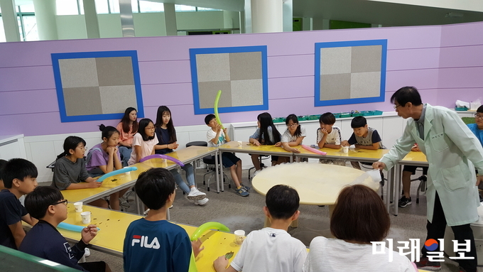 광주시교육청 교육과학연구원이 여름방학을 맞아 초‧중학생을 대상으로 ‘하계 과학체험 프로그램“을 운영한다. / 사진=광주시교육청 제공