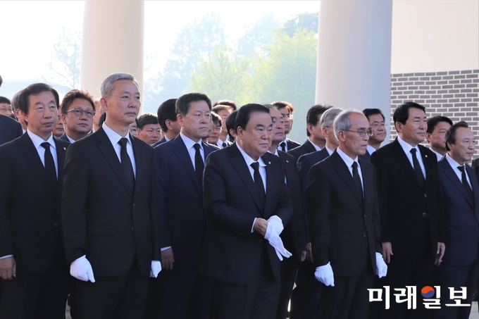 문희상 국회의장과 국회 원내대표단이 제 70주년 제헌절인 17일 오전 서울 동작구 국립서울현충원을 참배하고 있다./ 사진=김정현 기자