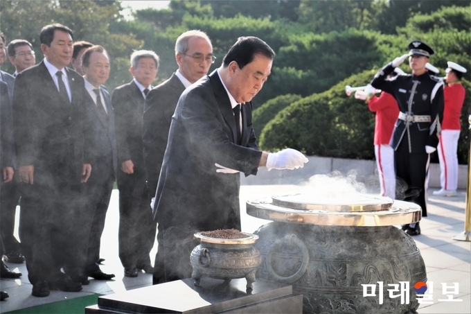 문희상 국회의장이 국회 원내대표단과 함께 제 70주년 제헌절인 17일 오전 서울 동작구 국립서울현충원 찾아 분향하고 있다./ 사진=김정현 기자