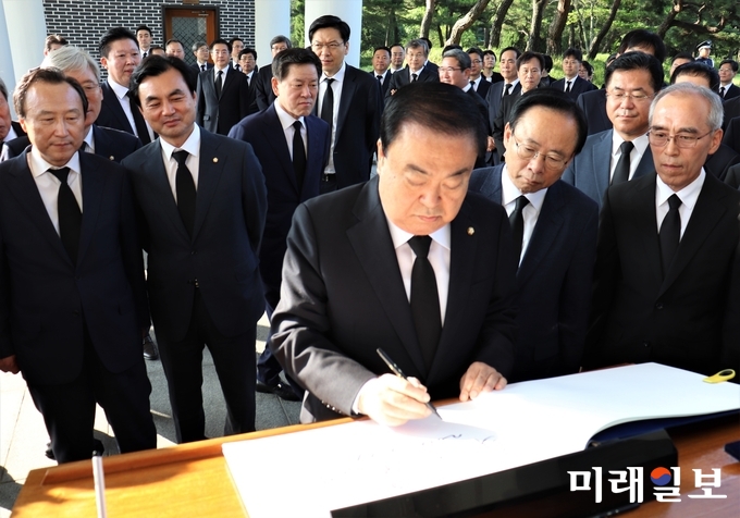 문희상 국회의장이 국회 원내대표단과 함께 제 70주년 제헌절인 17일 오전 서울 동작구 국립서울현충원 찾아 방명록을 쓰고 있다./사진=김정현 기자