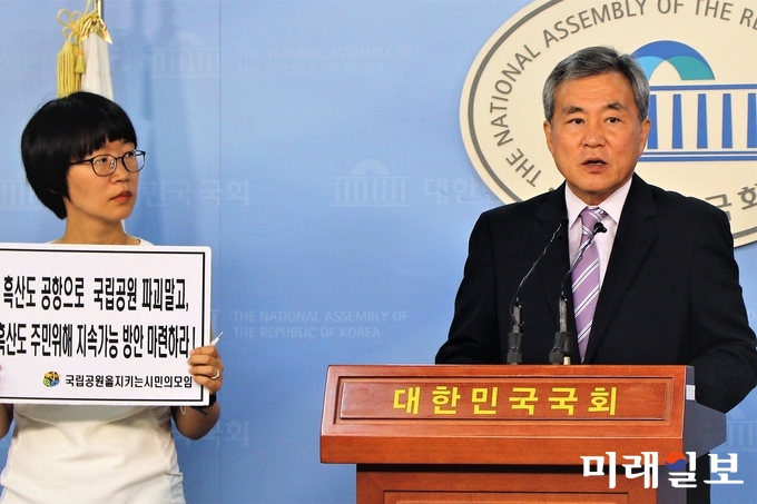 이상돈 의원(오른쪽)이 17일 국회 정론관에서 흑산도 공항 불법 특혜 의혹을 제기하고 있다./사진=김정현 기자