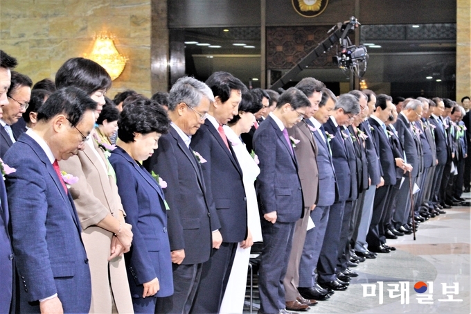 문희상 국회 의장과 이낙연 국무총리, 전 국회의장 등 내빈들이 17일 오전 서울 여의도 국회 중앙홀에서 열린 제70주년 제헌절 경축식에서 묵념하고 있다./사진= 김정현 기자