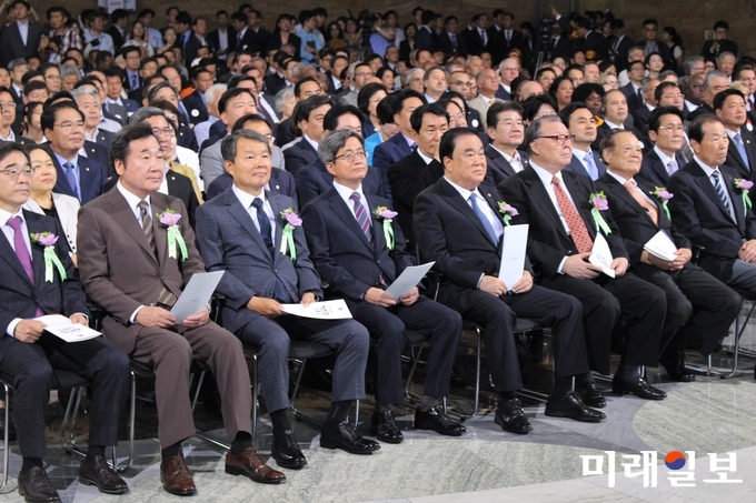 17일 오전 서울 여의도 국회 중앙홀에서 문희상 국회의장, 이낙연 국무총리, 정당 대표 등이 참석한 가운데 제70주년 제헌절 경축식이 열리고 있다./사진=김정현 기자