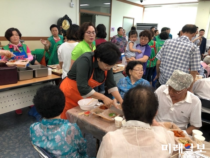 광주 서구 상무2동 새마을부녀회에서 관내 독거노인 및 경로당 회원 등 150여명에게 노래공연과 닭죽을 제공했다. / 사진=상무2동 제공