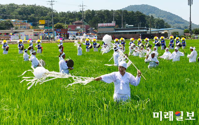 광주 서구가 오는 26일 오전 10시부터 ‘제20회 서창 만드리 풍년제’를 서창 세동마을 들녘에서 개최한다. 사진은 지난해 만드리 풍년제 장면 / 사진=서구청 제공