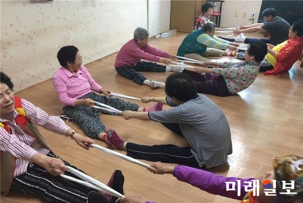 광주 남구가 지난 4월 9일부터 6월 15일까지 10주에 걸쳐 효덕동 광진경로당을 비롯해 주월2동 봉주경로당, 주월1동 경남경로당 등 관내 7곳 경로당에서 ‘더 푸른 건강쉼터’를 운영했다. / 사진=남구청 제공