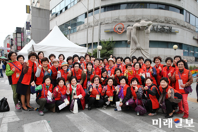 광주 동구가 오는 9월 14일까지 제15회 추억의 충장축제에서 활동할 자원봉사자를 선착순 모집한다. 사진은 지난해 자원봉사자 모습 / 사진=동구청 제공