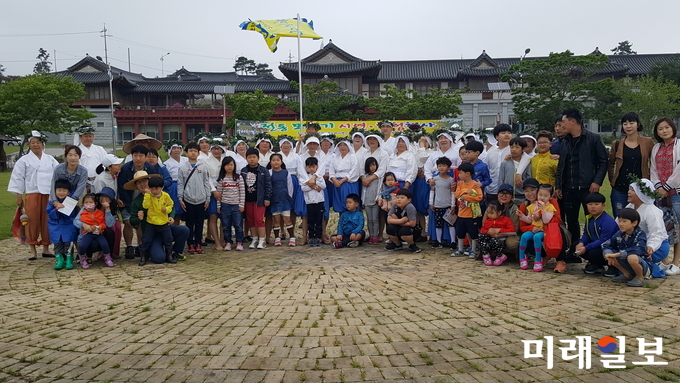전남농업박물관 모내기 체험교육 장면 / 사진=전남도 제공
